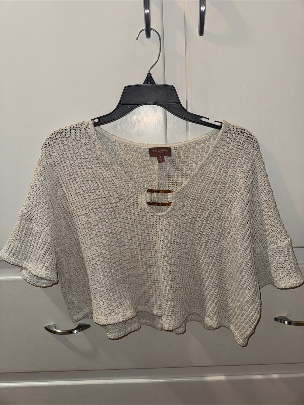 Buckle Cream Knit Cropped V-Neck Top with Tortoise Accents